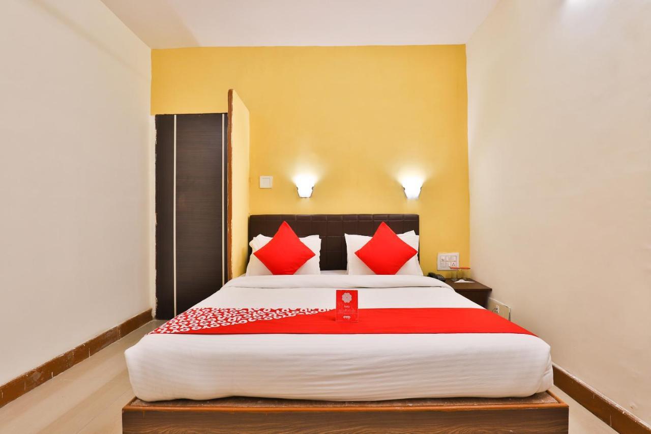 Oyo 13668 Hotel Utsav Vadodara Ngoại thất bức ảnh
