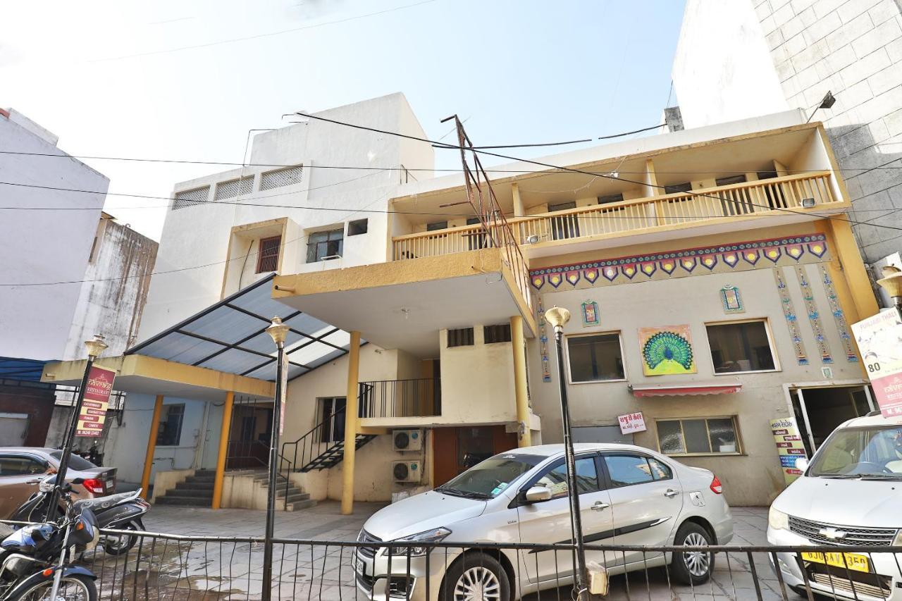 Oyo 13668 Hotel Utsav Vadodara Ngoại thất bức ảnh